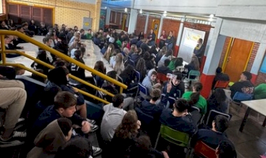 Acadêmicas de Enfermagem da URI realizam ação educativa sobre uso de cigarro eletrônico