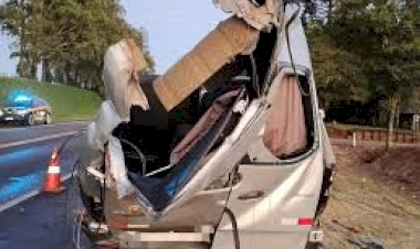 Cinco pessoas morrem em acidente entre caminhão e micro-ônibus na BR-386, em Carazinho