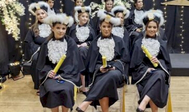 Colam grau acadêmicos da 24ª turma do Curso de Farmácia