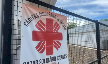 Cáritas promove bazar solidário com roupas novas e importadas neste sábado em Erechim