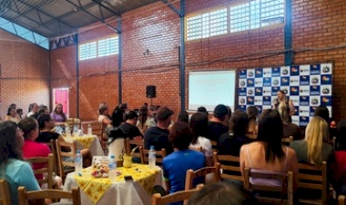 Girassol como símbolo de união e crescimento marca reunião de pais na Escola Municipal Floriano Peixoto