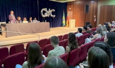 Cerimônia na AMRIGS marca início da jornada dos novos médicos residentes do Grupo Hospitalar Conceição