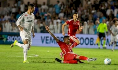 Fora de casa, contra o Santos, Inter consegue a primeira vitória no Brasileirão, por 2 a 1