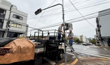 Erechim inicia implantação de novos semáforos para modernizar sistema e reforçar segurança no trânsito