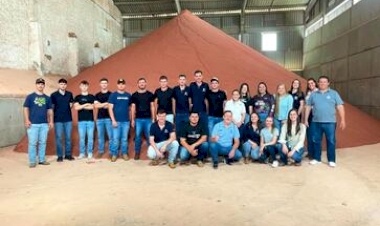 Acadêmicos de Agronomia realizam visita técnica à unidade industrial da Adubos Coxilha