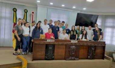 Alunos da IDEAU Santa Clara visitam a Câmara de Vereadores de Getúlio Vargas