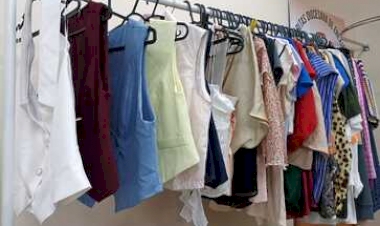 Cáritas promove bazar solidário com roupas novas e peças vindas da Alemanha