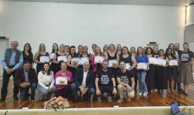 Formatura marca conclusão do curso de  Costura Industrial Básica em Getúlio Vargas