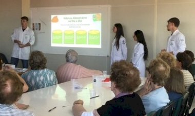 Alunas da Universidade sem Limites da URI participam de atividade sobre Nutrição Comportamental