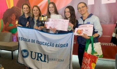 Alunas da Escola da URI brilham no Concurso de Poesias da 27ª Feira do Livro de Erechim