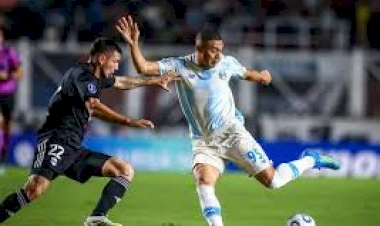 Jogando na Argentina, Grêmio vence por 3 a 0 o Deportivo Riestra pela Copa Sul-Americana