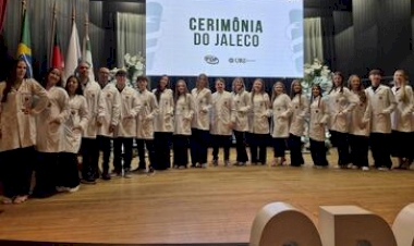 Curso de Odontologia da URI abre ciclo de entrega de jalecos acolhendo novos alunos