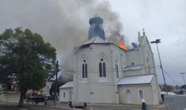 Dom Adimir manifesta solidariedade após incêndio em igreja de Flores da Cunha