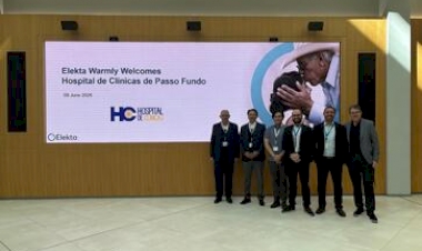 Equipe do Hospital de Clínicas destaca tecnologia e inovação em visita técnica à produção de aceleradores lineares