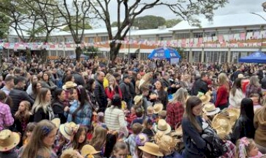 Festa Junina da Escola da URI reúne cerca de 4 mil pessoas em tarde de integração e cultura