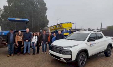 Floriano Peixoto recebe nova plantadeira para a Agricultura e camionete para a Saúde