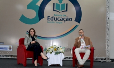 Josiana Hertel encerra Fórum de Educação destacando  o poder transformador do professor