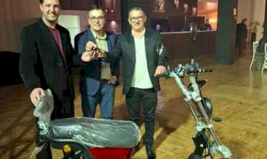 Izelmar Todero é o ganhador da moto elétrica no sorteio da CDL de Getúlio Vargas
