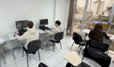 Jovens Aprendizes do Senac Erechim aprendem sobre Inteligência Artificial com Minecraft Education
