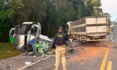 Acidente envolvendo carreta com placas de Erechim e micro-ônibus deixa 23 mortos no Paraná