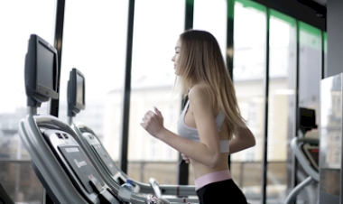 Correr na esteira exige cuidados: hábitos simples ajudam a prevenir lesões e melhorar o desempenho