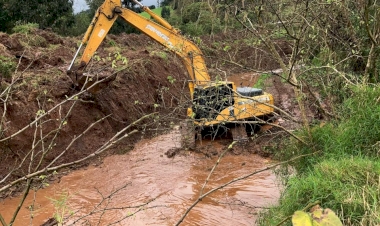 Prefeitura mantém trabalho de limpeza do  Rio Limer mesmo com tempo instável