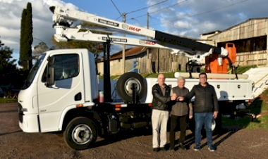 Prefeitura de Getúlio Vargas recebe caminhão  com cesta aérea para serviços elétricos