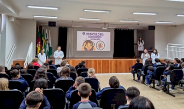 Estudantes de Medicina da URI orientam alunos sobre Dengue e Pediculose