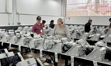 Justiça Eleitoral gaúcha inicia a preparação das urnas eletrônicas que serão utilizadas nas eleições de outubro