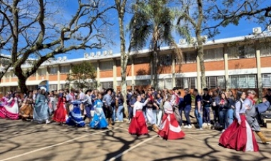 Encerramento da SECART da Escola da URI tem apresentação tradicionalista 