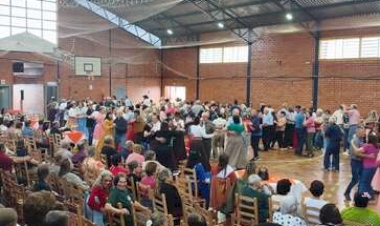 Baile Gaúcho reúne grupos da região em uma tarde de integração e tradição