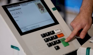 Urnas eletrônicas permanecem abertas até as 17h para os mais de 158 milhões de brasileiros aptos a votar
