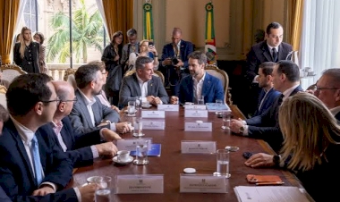 Eduardo Leite e seu sucessor Luciano Zucco têm primeiro encontro preparatório da transição de governo no RS