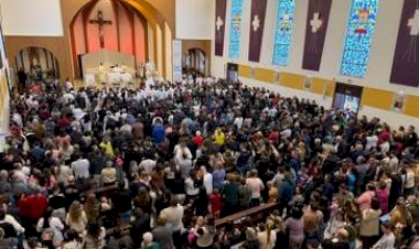 Chuva aproxima famílias e reúne crianças em celebração de fé na 75ª Romaria de Fátima