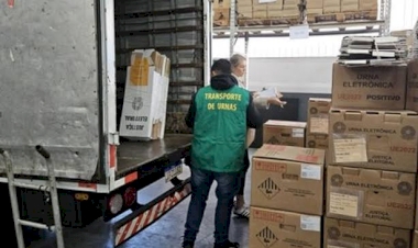 Cartórios eleitorais do RS começam a distribuir as urnas eletrônicas nas seções de votação nesta sexta