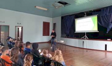 Educação Fiscal em debate com estudantes da Escola DJB