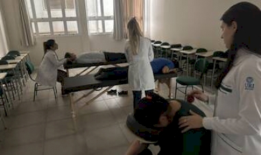 Curso de Fisioterapia da URI promove ações alusivas ao Outubro Rosa no Hospital Santa Terezinha
