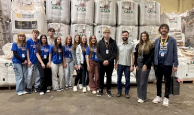 Jovens aprendizes de Getúlio Vargas realizam visita técnica à MEPEL e à CACIL Sementes