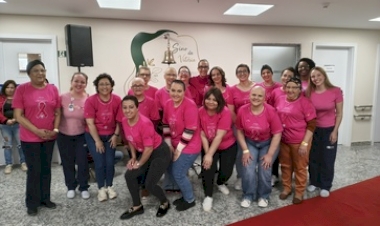 Hospital de Clínicas promove ação de valorização da autoestima feminina durante o Outubro Rosa