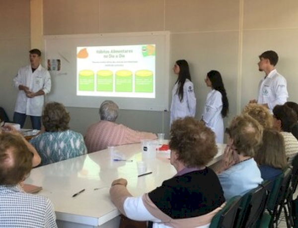 Alunas da Universidade sem Limites da URI participam de atividade sobre Nutrição Comportamental
