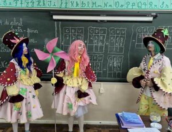 Troupe literária divulga Feira do Livro de Erechim