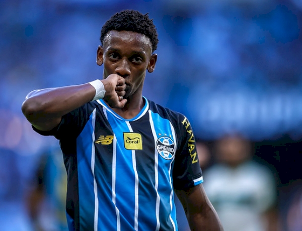 Com gol de Mec, Grêmio bate o Coritiba e sobe na tabela do Brasileirão