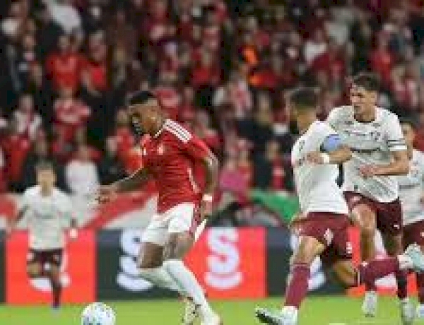 No Beira-Rio, Inter vence o Fluminense por 2 a 0 e se afasta da zona de rebaixamento