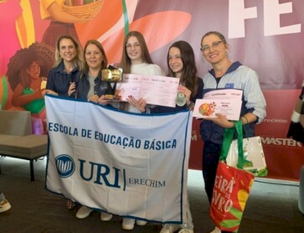 Alunas da Escola da URI brilham no Concurso de Poesias da 27ª Feira do Livro de Erechim