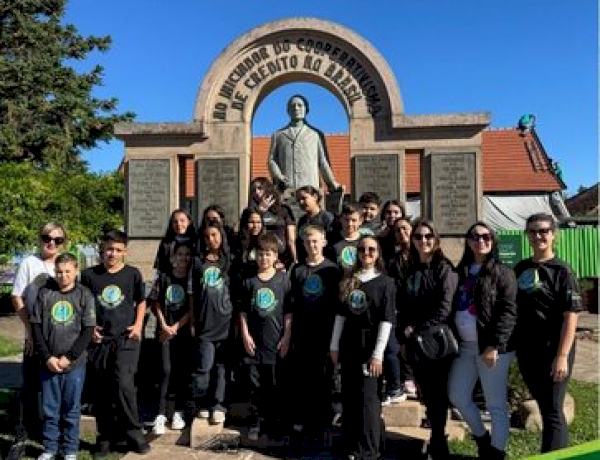 Alunos da rede municipal de Erebango participam de viagem educativa sobre cooperativismo em Nova Petrópolis e Gramado 