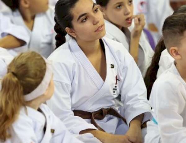 Aluna da Escola de Educação Básica da URI participa de imersão com mestres internacionais no Brasileiro de Karatê