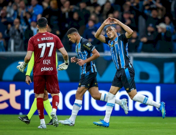 Carlos Vinícius e Tetê marcam para o Grêmio vencer de virada o Santos pelo Brasileirão