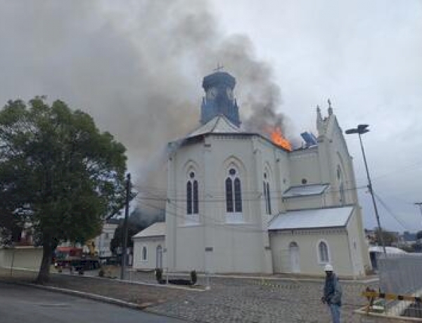 Dom Adimir manifesta solidariedade após incêndio em igreja de Flores da Cunha