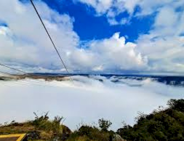 Espetáculo da natureza: “mar de nuvens” encanta turistas em cânion em Cambará do Sul