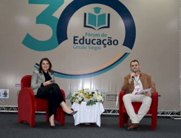 Josiana Hertel encerra Fórum de Educação destacando  o poder transformador do professor